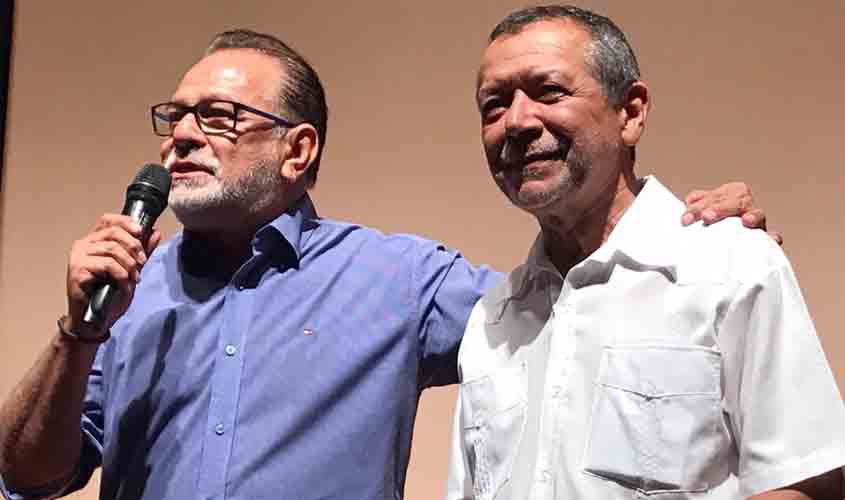 Saúde para o jardineiro das rosas memoriais!