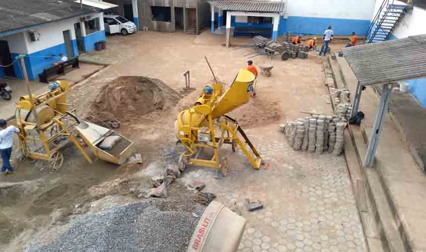 Reeducandos produzem bloquetes e fazem calçamento da Casa de Detenção