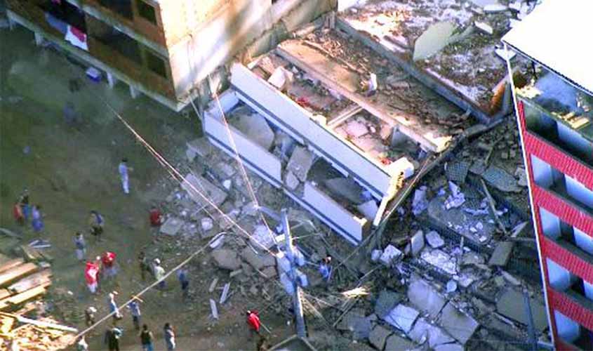 Dois prédios desabam em comunidade no Rio de Janeiro