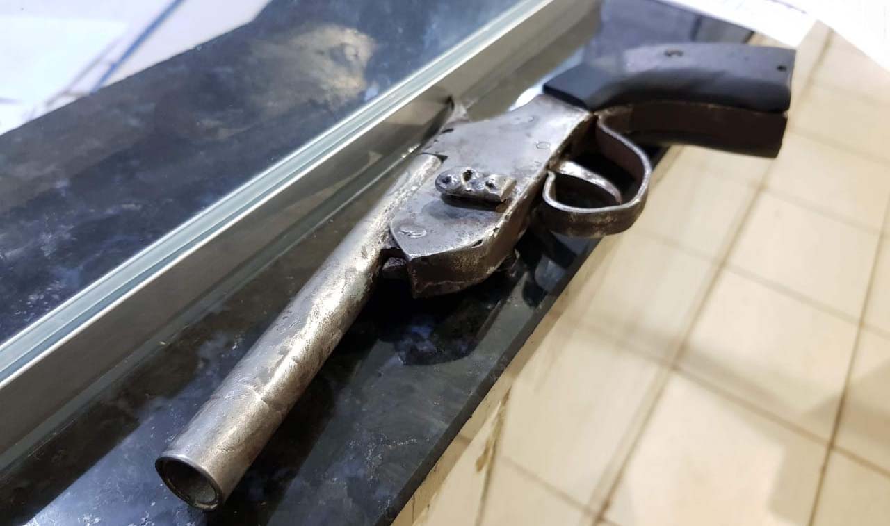 Polícia prende dupla de jovens com arma caseira