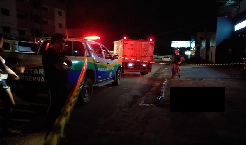 Homem morre com várias facadas e suspeito é preso após tentar fugir do local