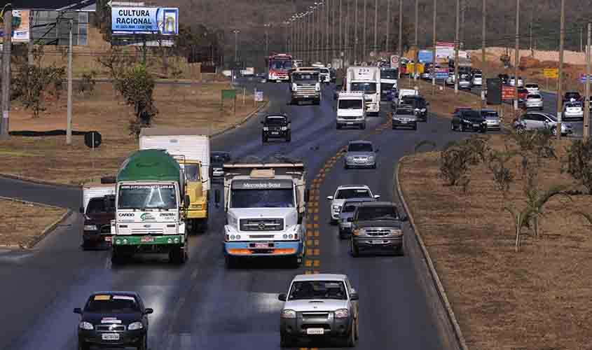Novas regras de trânsito, como pontuação da CNH, entram em vigor nesta segunda  