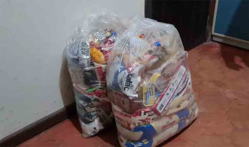 Vereadores constatam que ribeirinhos atingidos pela cheia do Madeira estão recebendo “cestão” da prefeitura