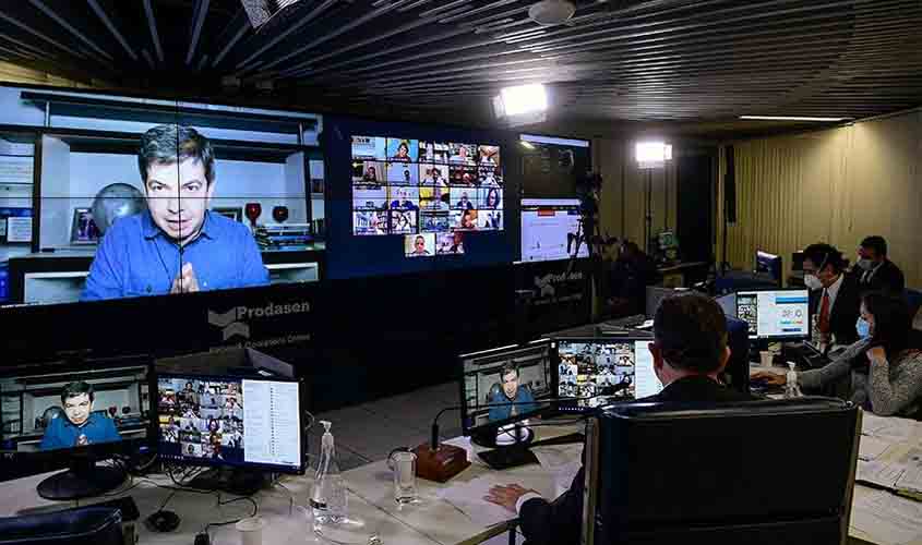 Senadores repudiam ataques de Bolsonaro a Randolfe Rodrigues  