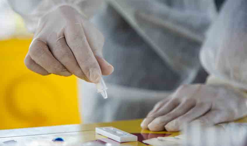 Testagem rápida para detecção da Covid-19 é realizada em formato drive-thru