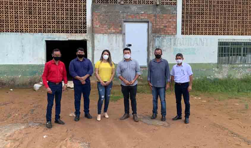 Marcelo Cruz fiscaliza últimos detalhes da construção da fábrica de gelo em Ji-Paraná