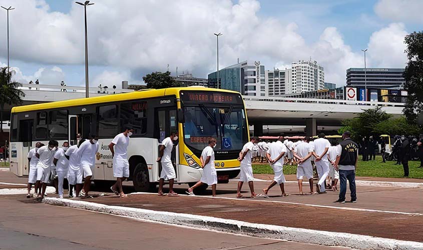 Sancionada lei que restringe saída temporária; vetos permitem visita à família  