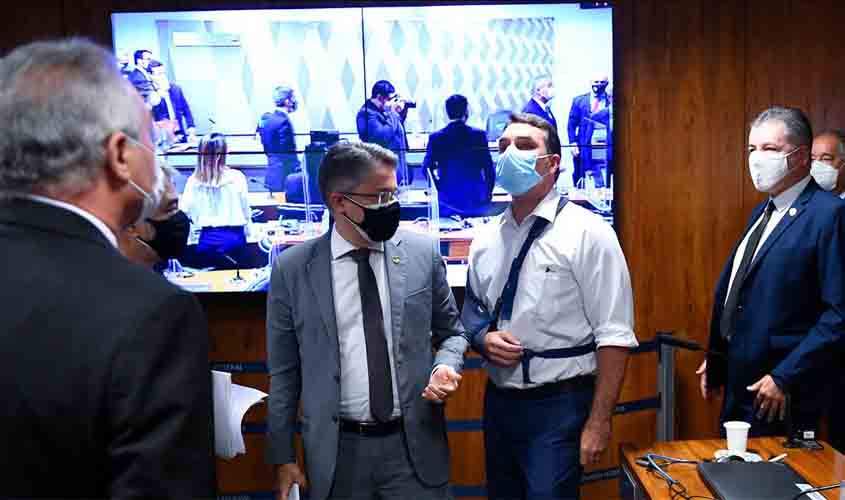 Barraco na CPI: Flavio Bolsonaro chama Renan de vagabundo e recebe resposta. “Vagabundo é você que roubou”