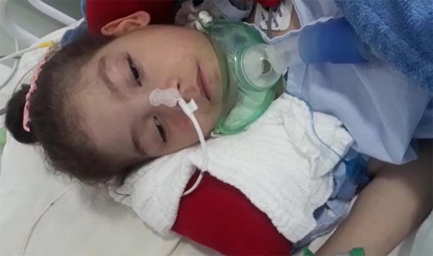 Ana Julia, a pequena guerreira de 8 anos, precisa de sua ajuda: as doações ainda não atingiram o valor necessário para seu retorno ao lar