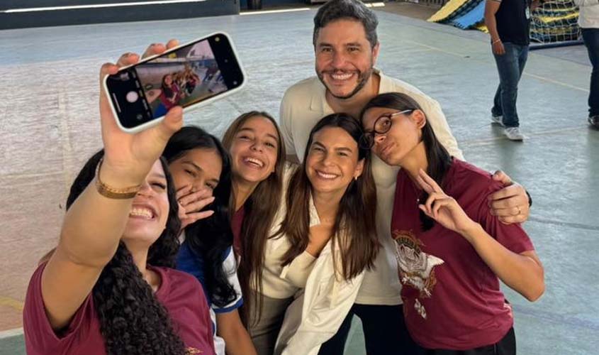 FIMCA e Metropolitana entregam apostilas do ENEM em escola de Porto Velho
