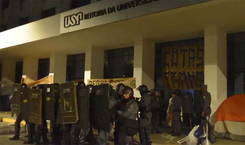 Vereadores provocam universitários e ato tem confronto