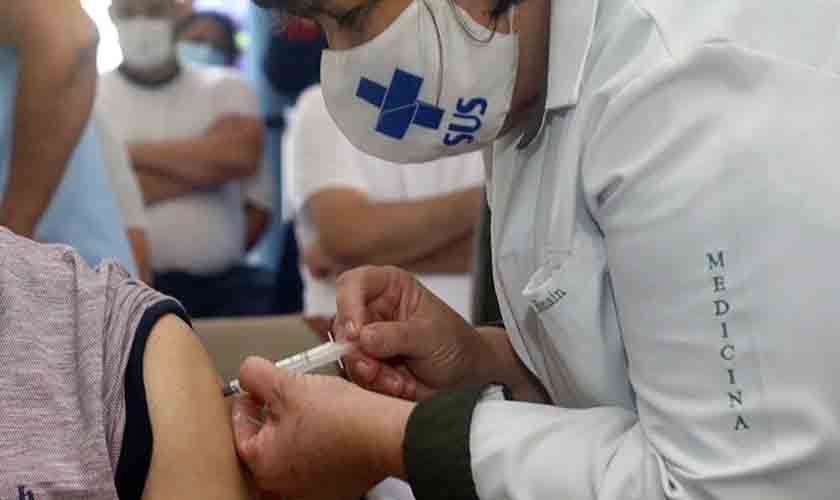 Vacinação, investimento em pesquisa e retorno às aulas são o caminho no pós-pandemia, dizem especialistas