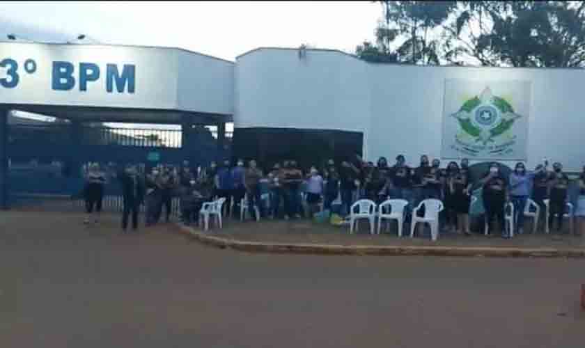 Mulheres de PMs acampam em frente a quartéis e reforçam movimento a favor dos maridos