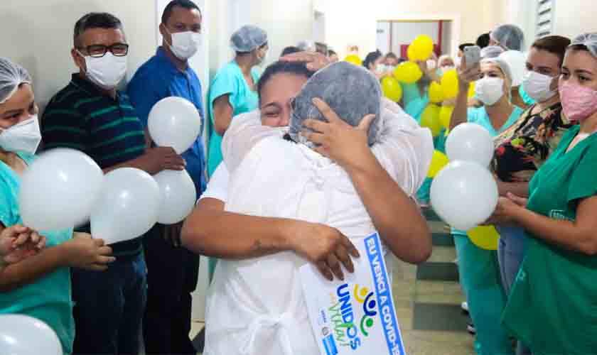 Paciente transferida do Mato Grosso do Sul para tratamento de covid-19 em Rondônia recebe alta no Hospital de Campanha