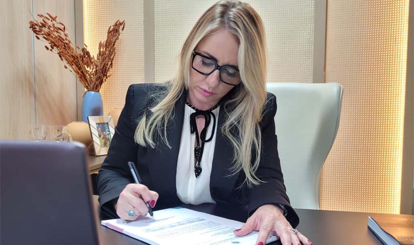 Ieda Chaves destina emenda no valor de R$ 650 mil para atender Corumbiara com micro-ônibus