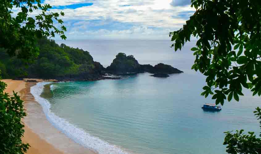 Como visitar as praias secretas de Fernando de Noronha