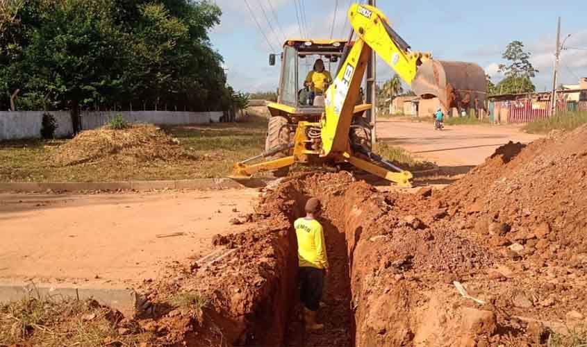 Rua Ibraim Sued, no bairro Teixeirão, passa por melhorias estruturais com obras de drenagem e preparação para recapeamento
