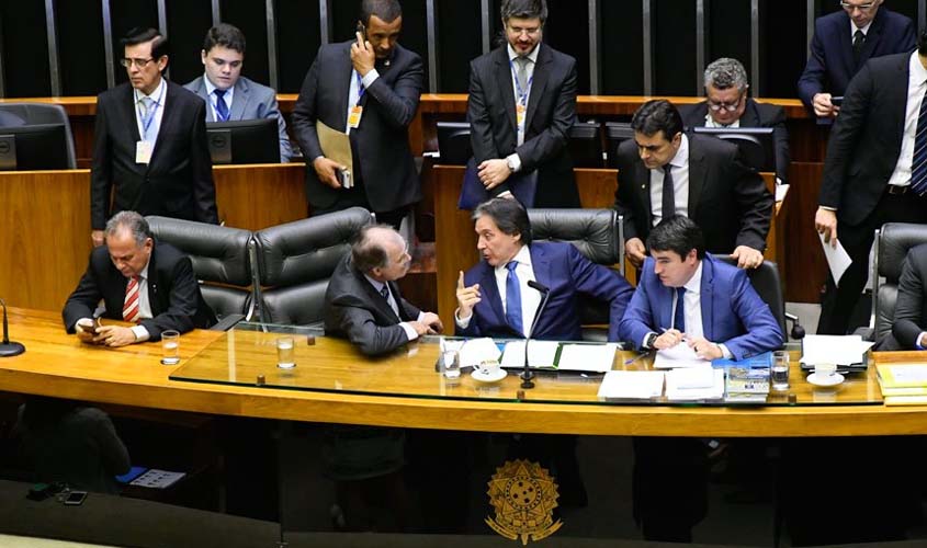 Congresso aprova destaque e derruba proibição de reajuste para servidores na LDO