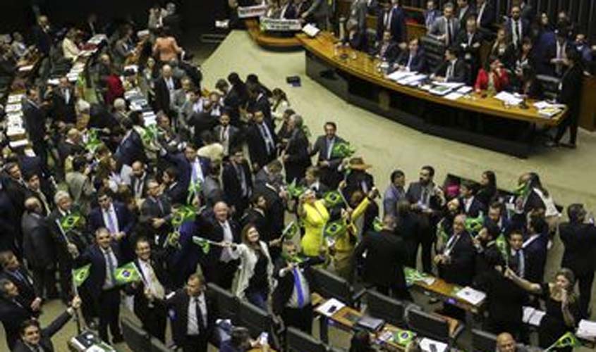 ​​​​​​​Câmara reduz idade mínima de aposentadoria para policiais da União