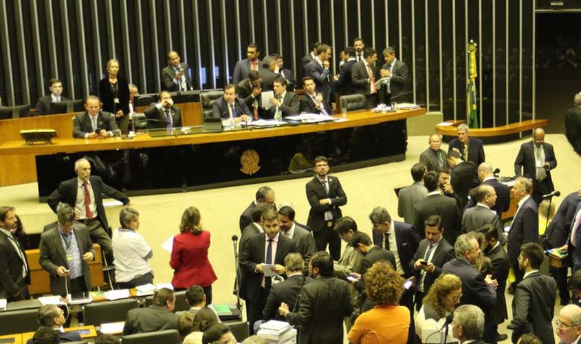 Câmara aprova mudanças em regras de pensão e para mulheres