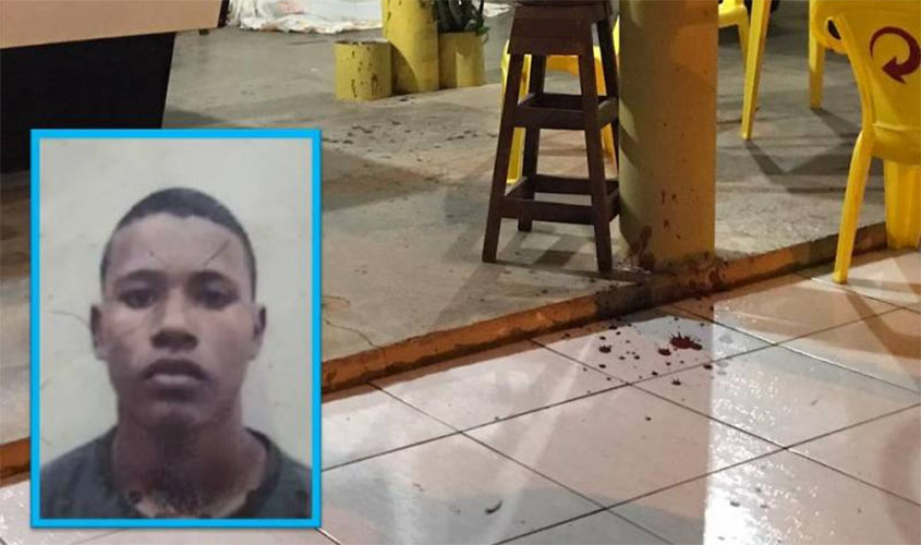 Esfaqueado na rua, rapaz tenta se refugiar em bar, mas morre antes da chegada do socorro