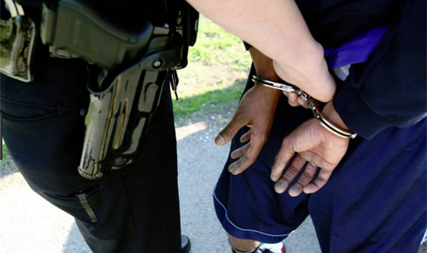 Rapaz Bêbado e barbarizando de moto no trânsito é preso tentando pular cerca de casa