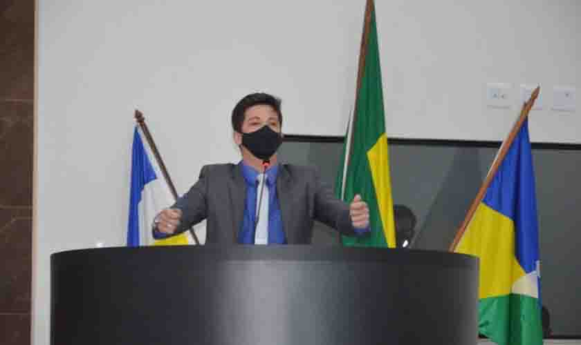 Vereador que critica excesso de cargos comissionados já foi portariado na Câmara e na prefeitura, revelam documentos