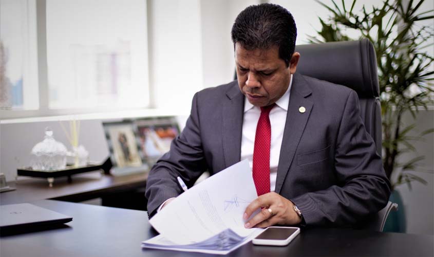  Jair Montes solicita ao governo que estudantes possam emitir a sua primeira Carteira de Identidade em suas escolas