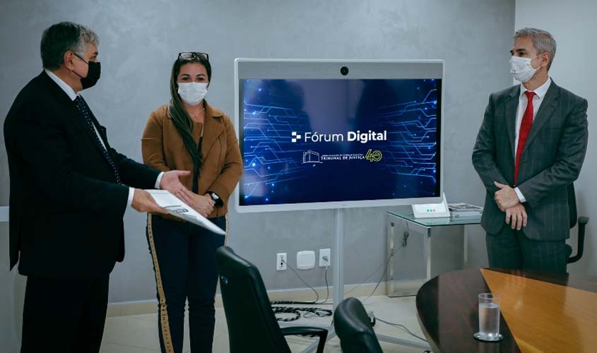 Prefeita de Chupinguaia vem à sede do TJRO acertar detalhes da construção de Fórum Digital