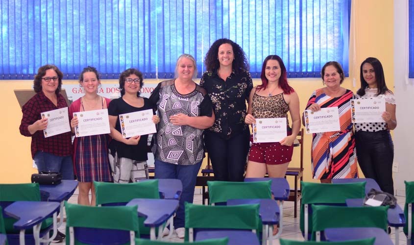 Alunos de pintura da Fundação Cultural recebem certificados de conclusão