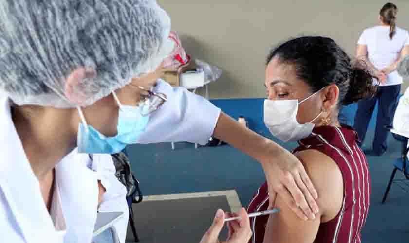 Equipes de vacinadores vão à escola Joaquim Vicente Rondon para imunizar contra a Covid-19 no sábado (14)