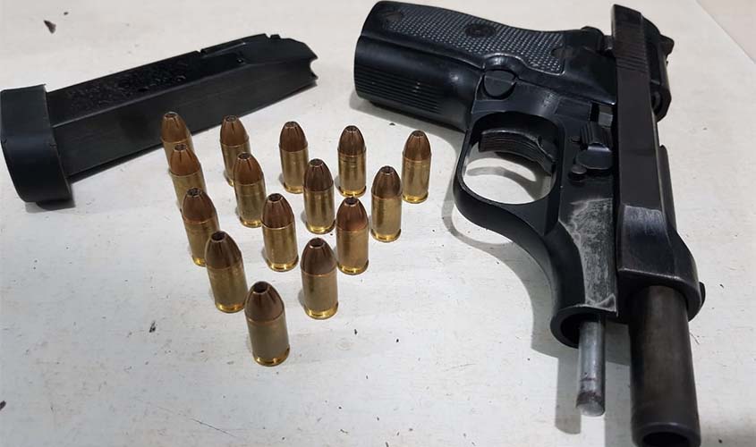 Dupla é presa com pistola na zona leste