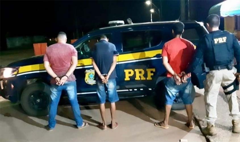 PRF recaptura 2 foragidos da Justiça e apreende arma de fogo roubada