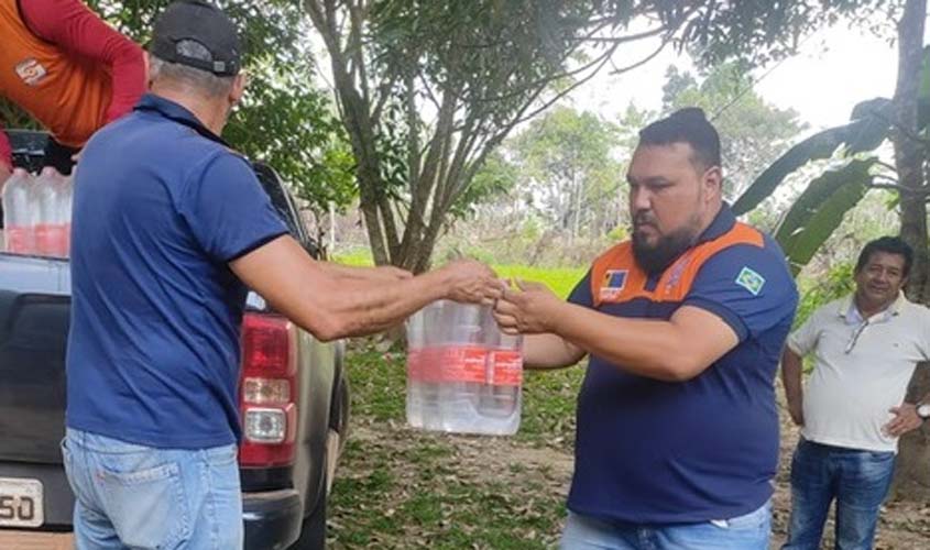 Comunidades ribeirinhas recebem água mineral e hipoclorito de sódio
