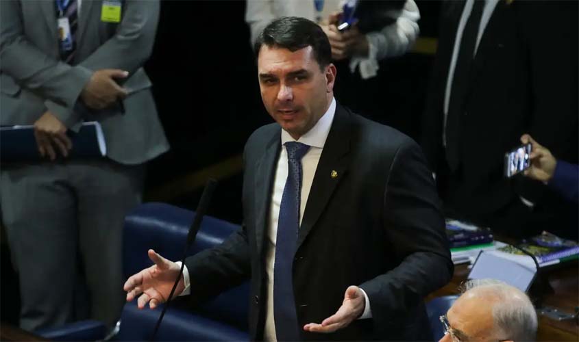 Defesa de Flávio tentou levar caso Dark Horse a Mendonça