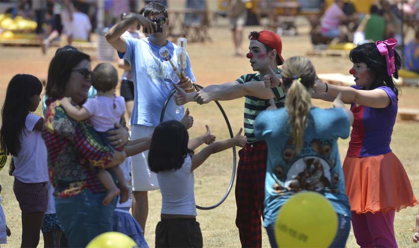 Dia das Crianças: geração conectada ainda gosta de brincar de bonecos