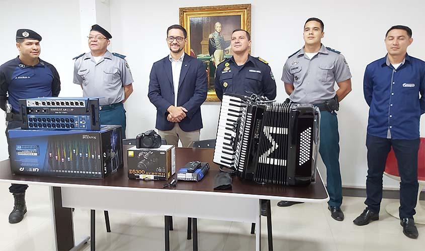 Deputado Anderson entrega oficialmente instrumentos e equipamentos de som para 'Banda Combo' da PM-RO