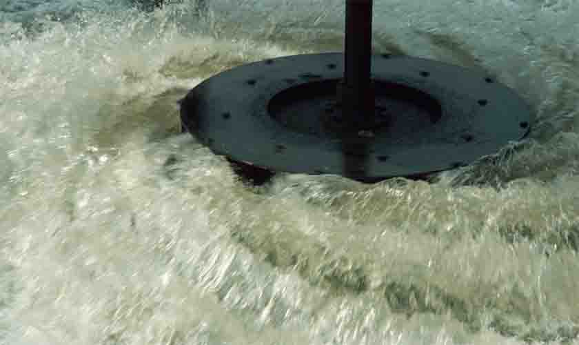 Auxiliar que mantinha contato com esgoto receberá adicional de insalubridade em grau máximo 