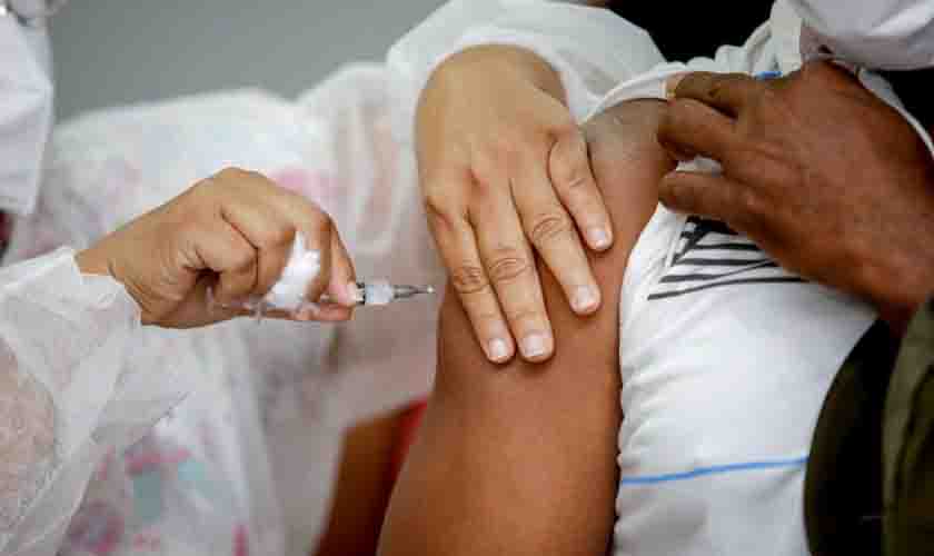 Benefícios da imunização contra covid-19 superam efeitos colaterais das vacinas