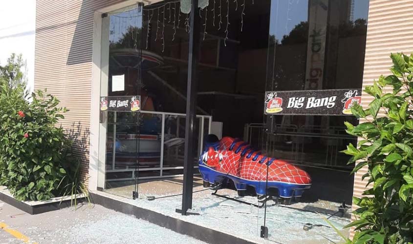 Pizzaria que estava na lista de patriotas também é atacada com vários tiros