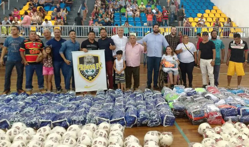Jean de Oliveira participa da entrega de material esportivo para escolinhas de futebol na capital