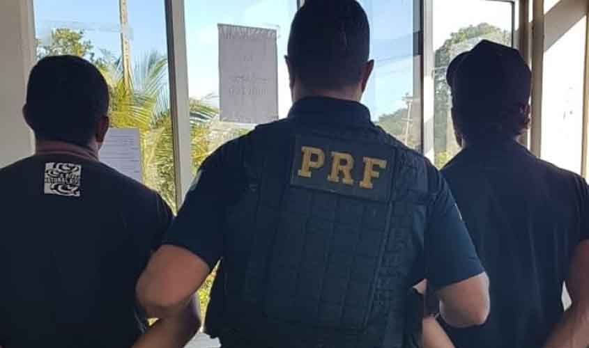 PRF prende, em Porto Velho, dois irmãos com um revólver