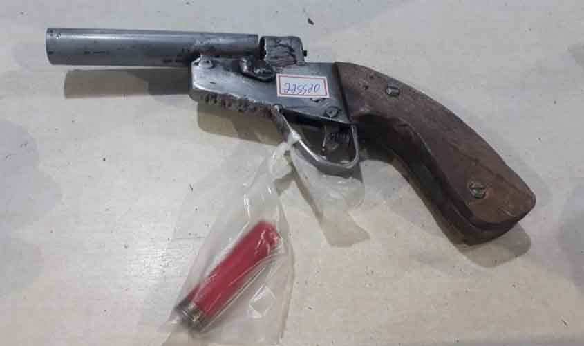 Após denúncia,  polícia prende jovem com arma artesanal na cintura