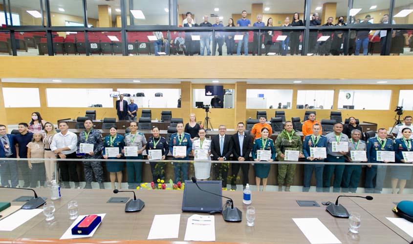 Militares recebem medalhas do Mérito Legislativo em sessão solene da Assembleia