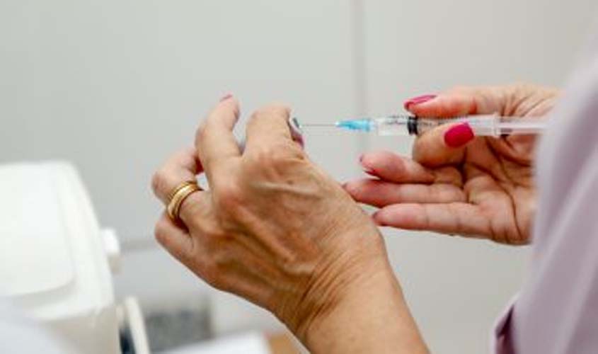Pacientes internados por covid têm ciclo vacinal incompleto; Sesau orienta população a buscar por doses de reforço