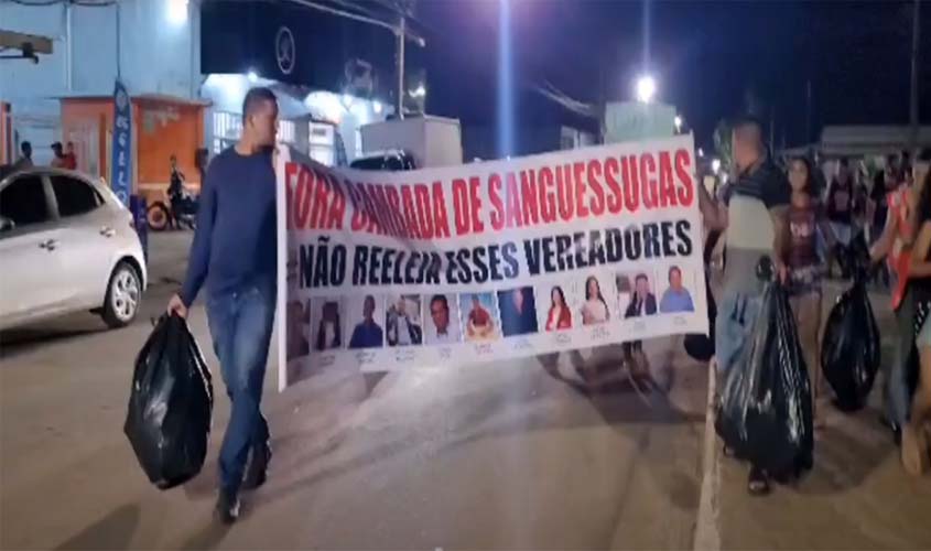 Moradores de Candeias do Jamari depositam lixo na entrada da Câmara Municipal