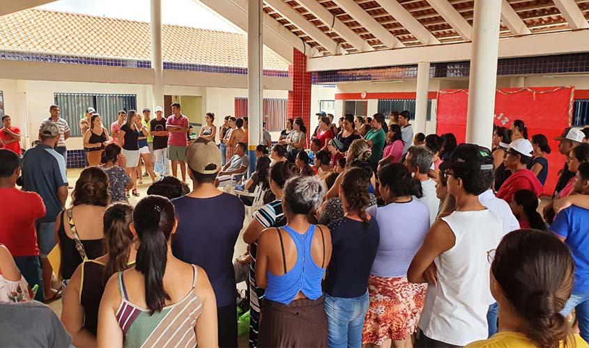 Escolas municipais abriram portões neste domingo para acolher pais que aguardam início das matrículas