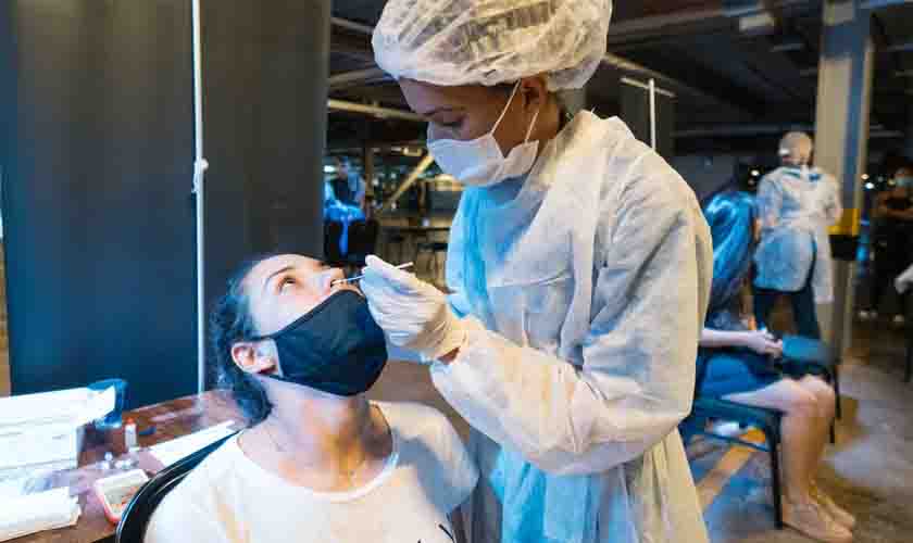 Estados voltam a ter medidas restritivas com aumento de casos de covid