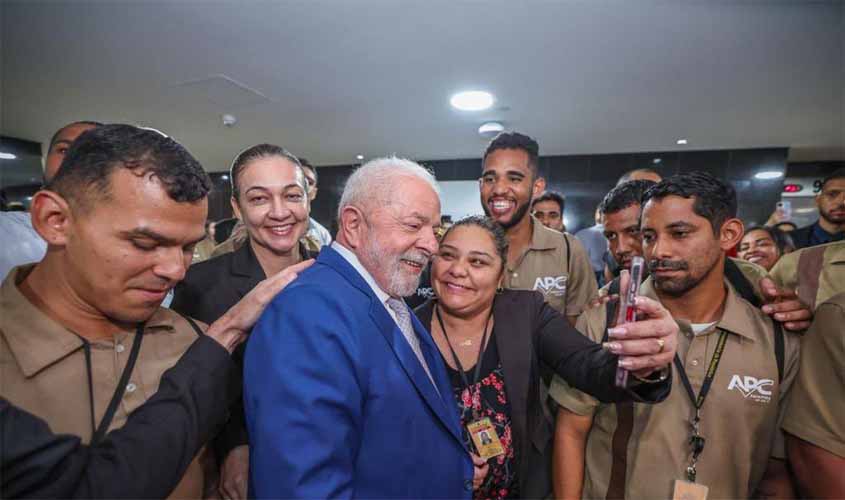 Lula agradece funcionários por limpeza do Planalto