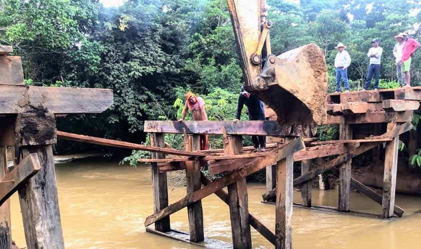 Presidente Alex Redano agradece Governo, que refez a ponte sobre o Rio Viola, em Buritis, junto com moradores 
